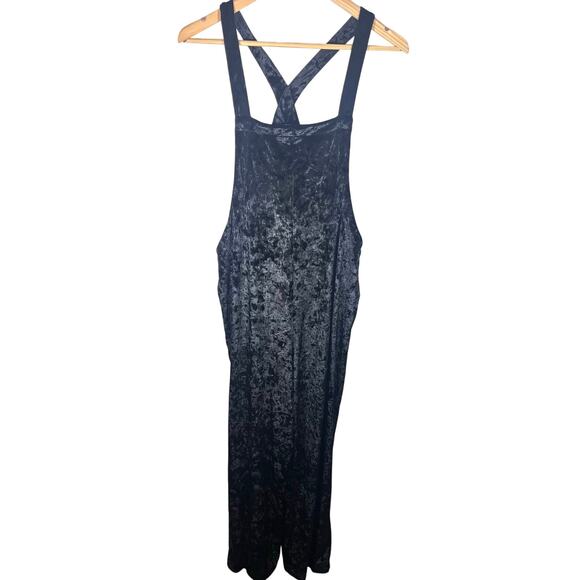Urban Outfitters Black Velvet Overall Crossback Jumpsuit Size Small - Picture 4 of 9
